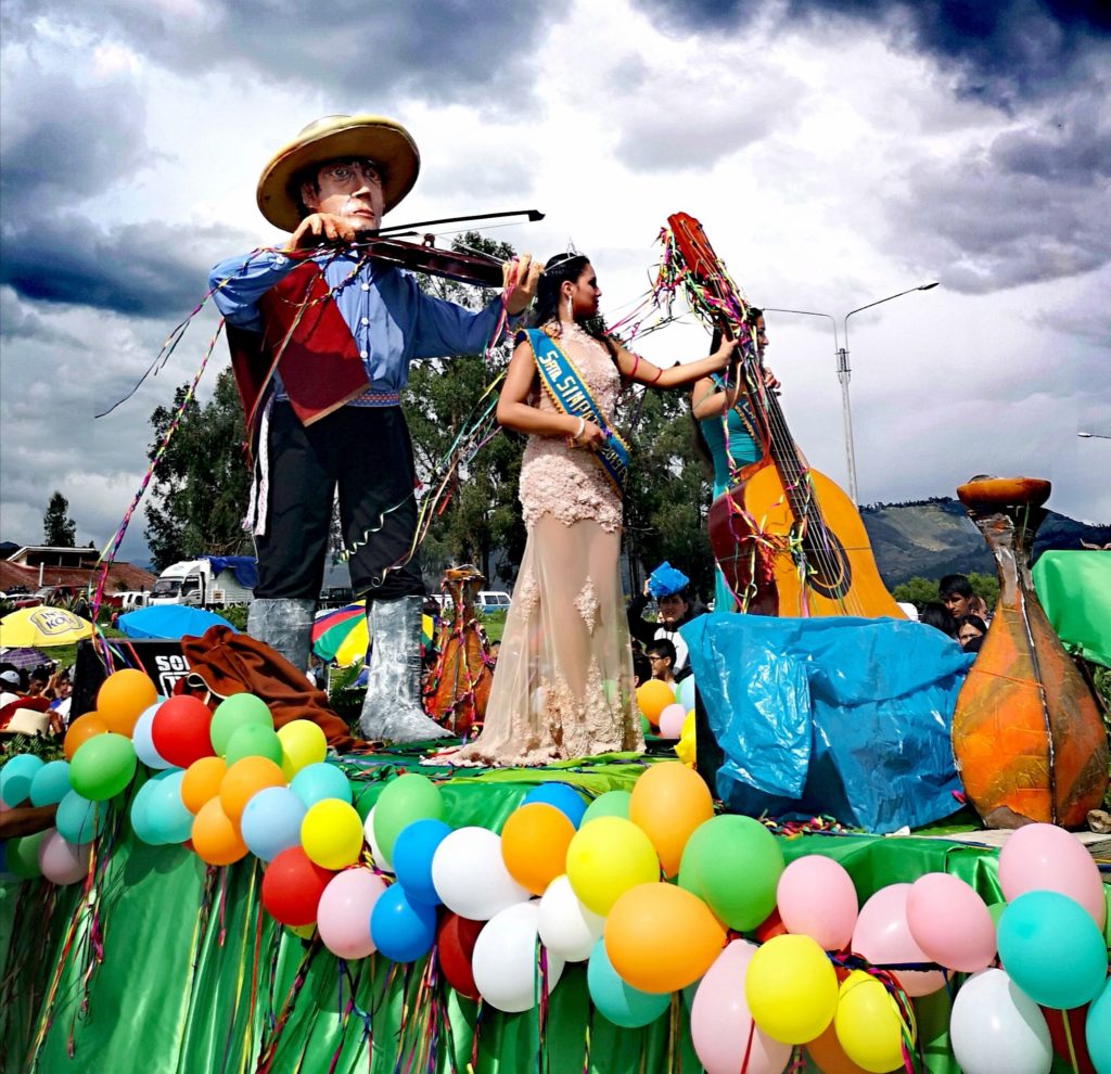 Carros alegóricos en el carnaval de Cajamarca