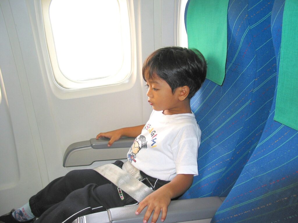 Niño en avión